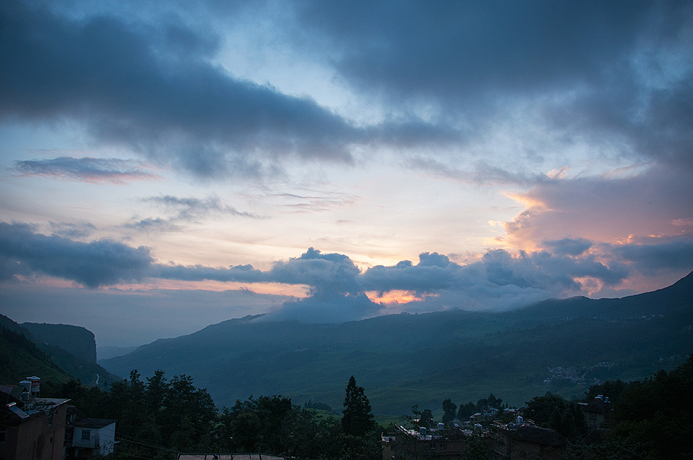 天空慢慢地揉開了一點朦朧的睡眼
