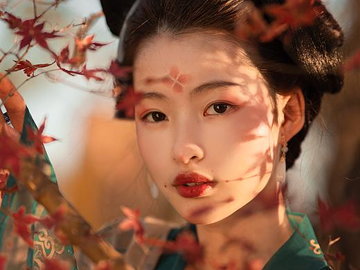 远山衔暮色，枫叶送红笺