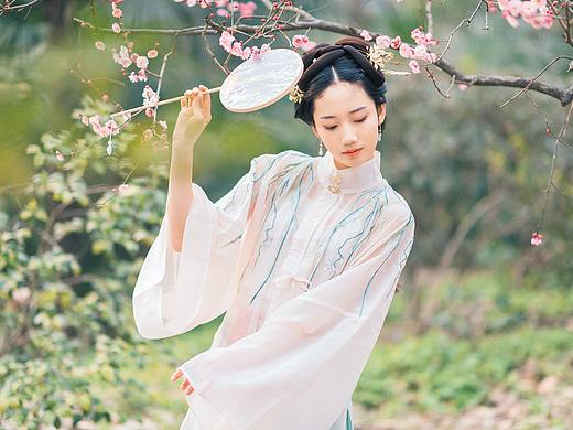 匝路亭亭艳，非时裛裛香。