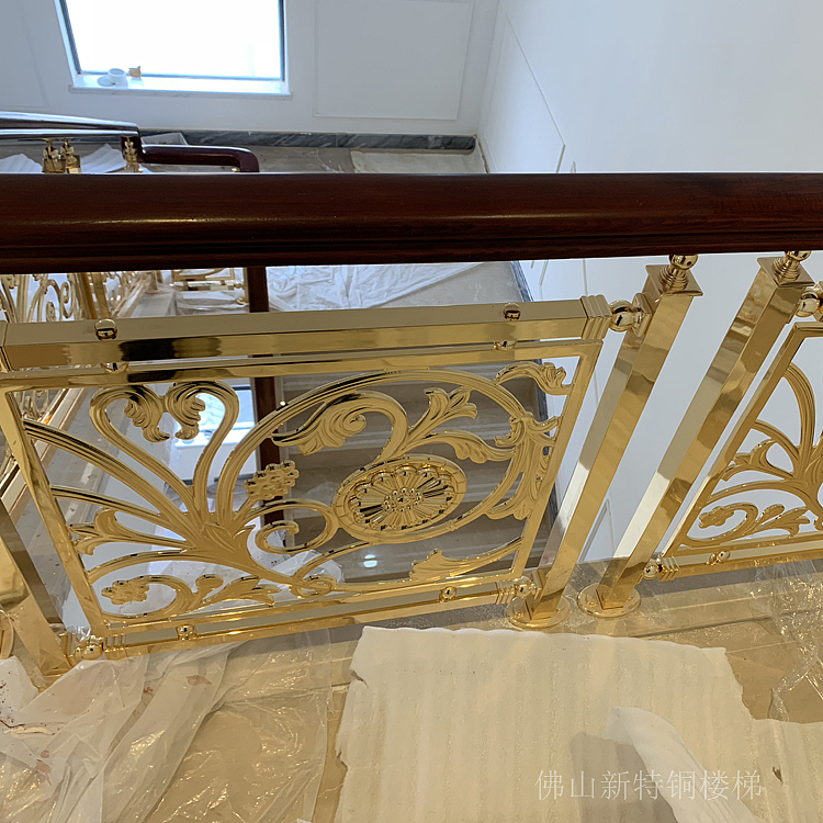 独树一帜 不拘一格的别墅铝镁合金楼梯护栏设计