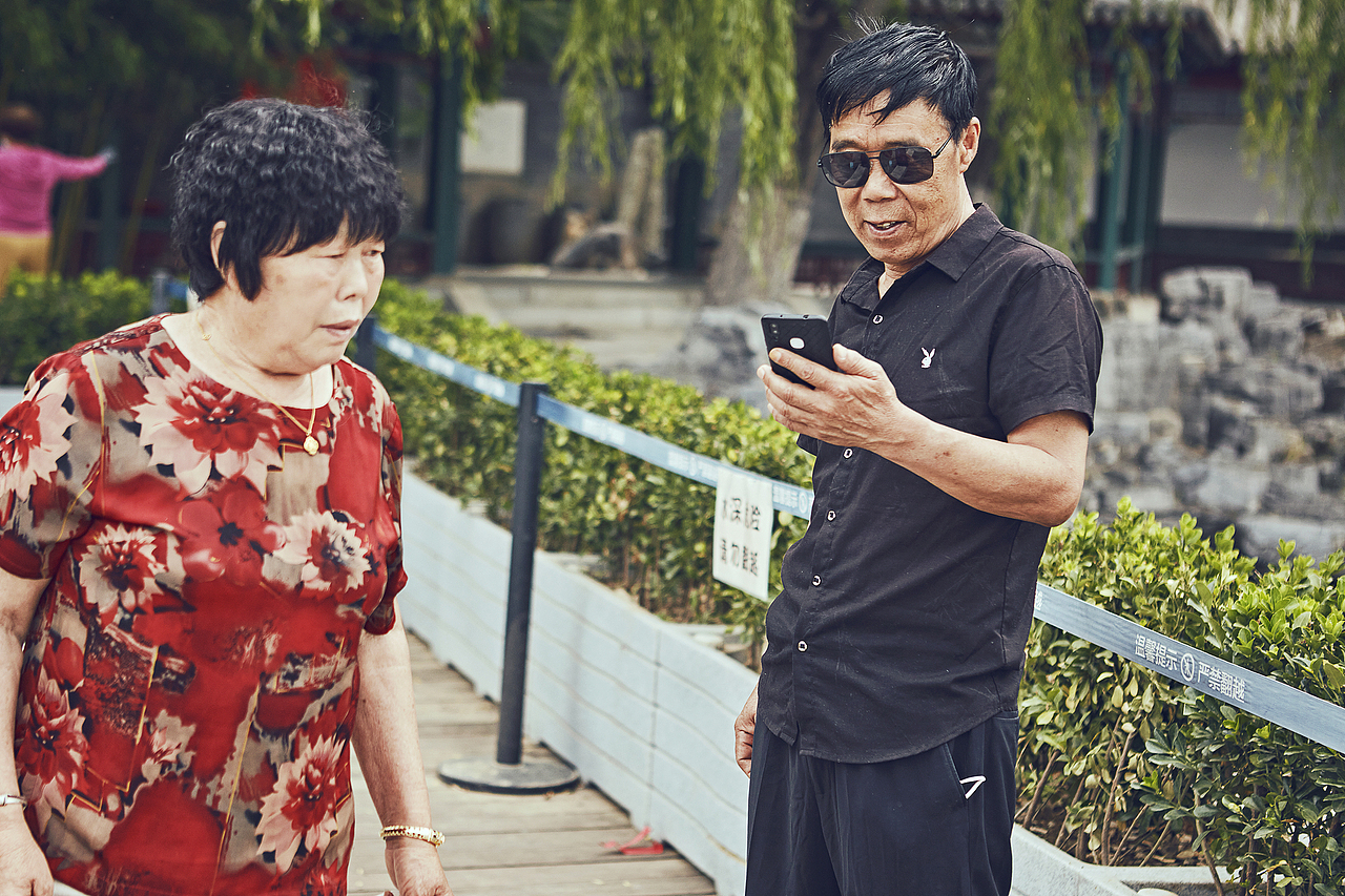 拜托你亲爱的朋友啊，请你一定要笑，一定要比出耶！