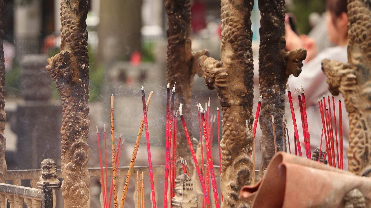 香火——泉州关帝庙街拍（图ZMzQzNjA4NjQ0） - 人文/纪实摄影 - 站酷设计师Vatiri_原创素材 - 站酷ZCOOL