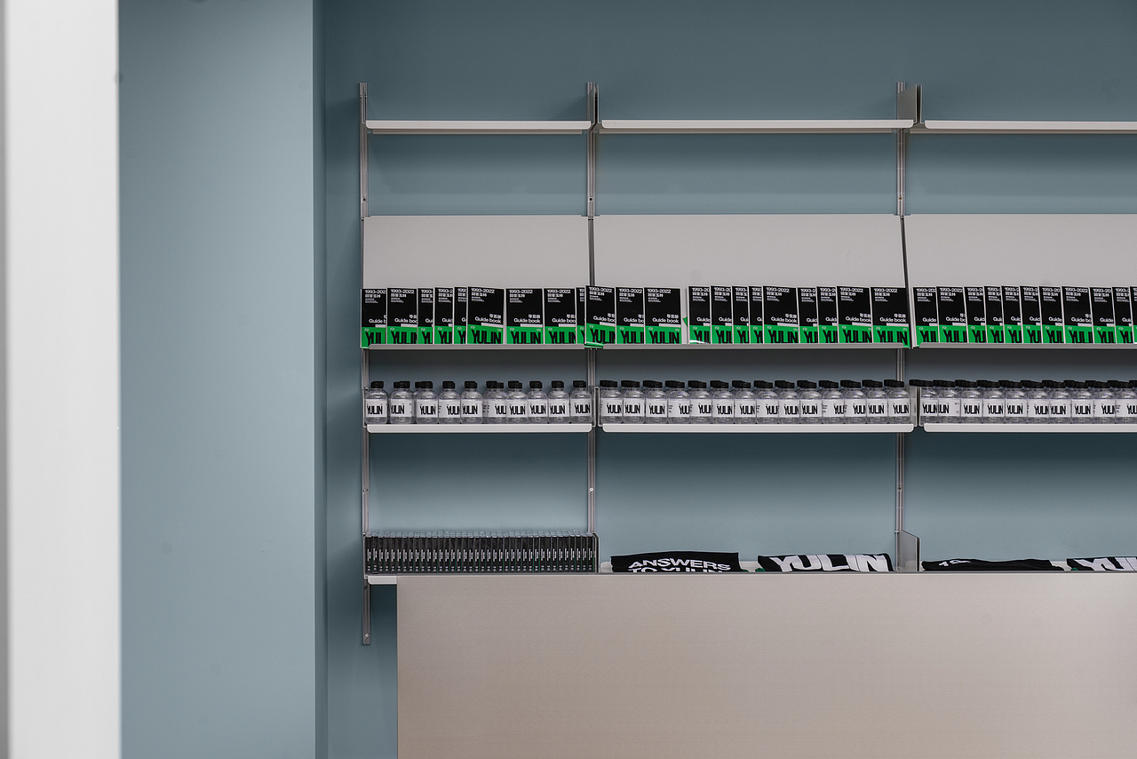 波兰女诗人及诺贝尔文学奖得主辛波斯卡说:“我为简短的回答向庞大的问题致歉。”与答案相比,提问显得更庞大,所以,“回答”仅仅是一个像窗口一样的开始。