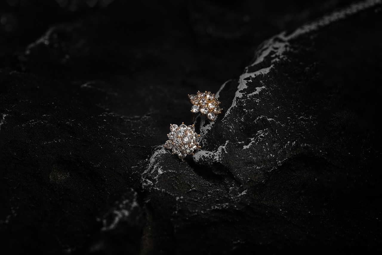 【珠宝拍摄】豪镶耳钉拍摄 饰品首饰拍摄_摄影师素谦-站酷zcool