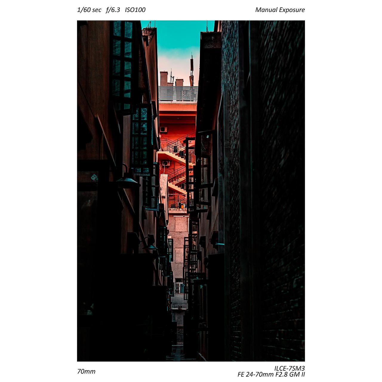 武汉傍晚街头-中欧穿梭