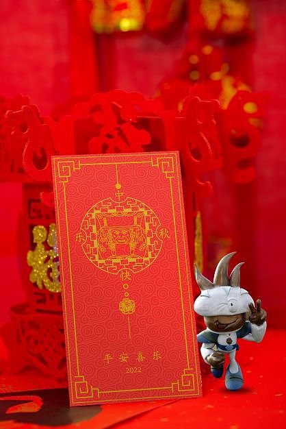 与人面纹方鼎脸部轮廓结合的红包设计