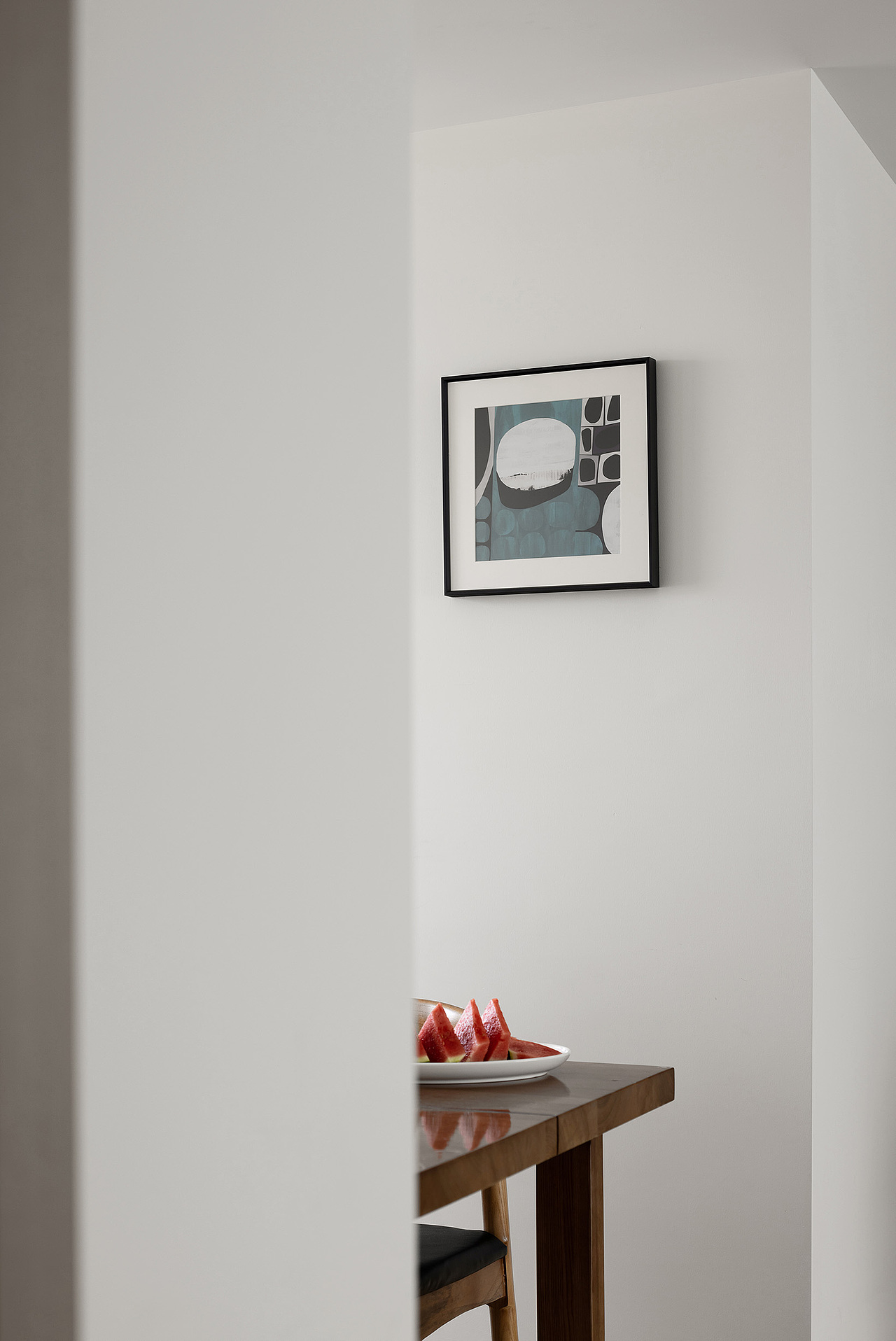 用服帖架构的纯白色挥洒出沉静气息，将日升月落的光影一一记录，赋能过道简洁动人的艺术生机，凸显每扇门的特点，由点、线、面揭示空间的美。