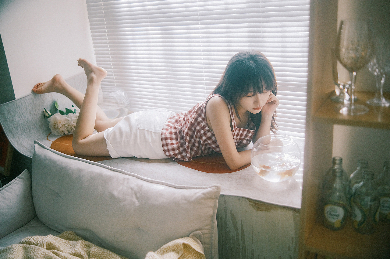 鱼缸里的你，在过着怎样璀璨的人生（图ZMzEyNzY3Njc2） - 人像摄影 - 站酷设计师玩摄影的安生原创素材 - 站酷ZCOOL