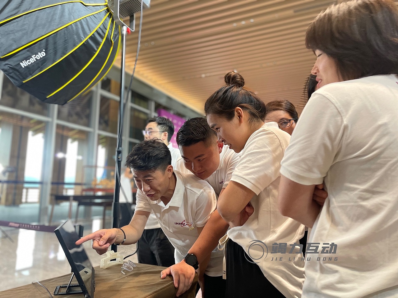 诺华药物年会格莱美机械臂拍照