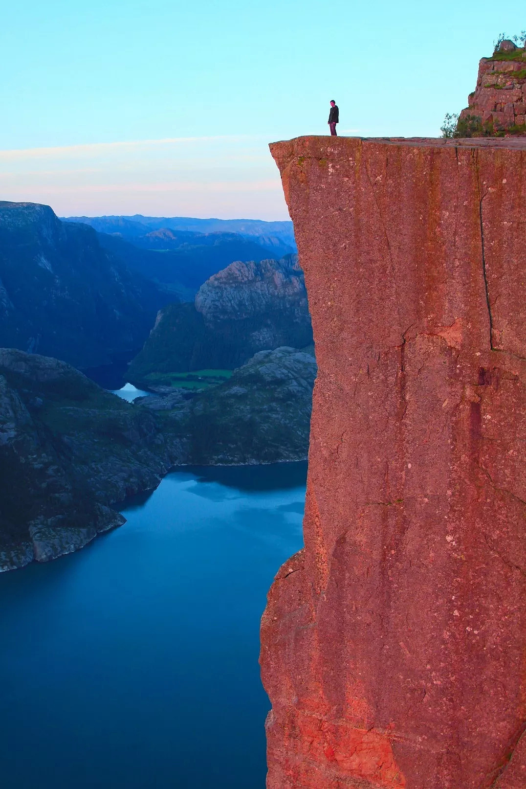 在挪威,最酷的人都睡在悬崖上|摄影|风光摄影|景致唯美 - 原创作品