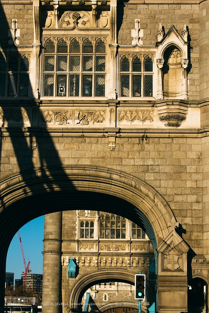 塔桥修建于1886年至1894年间，由两座塔楼与拱桥组成，施工人员则较为复杂，有一系列的人士参与其中，包括于1877年提议修建类似桥梁的土木工程师约瑟夫-巴泽尔杰特的提案，1884年设计得到批准后加入的约翰-沃夫-巴里爵士担任工程师，贺瑞斯-琼斯爵士担任建筑师，雇佣了432名建筑工人，其中包括约翰-杰克逊爵士负责基金会，拜伦-阿姆斯特朗负责水力工程等等，而1886年琼斯去世，取而代之的是乔治-D-史蒂文森（不知是不是海贼王的亲属）后者使用了更加华丽的维多利亚哥特式风格，使得这座塔桥成为了独特的地标性建筑。
