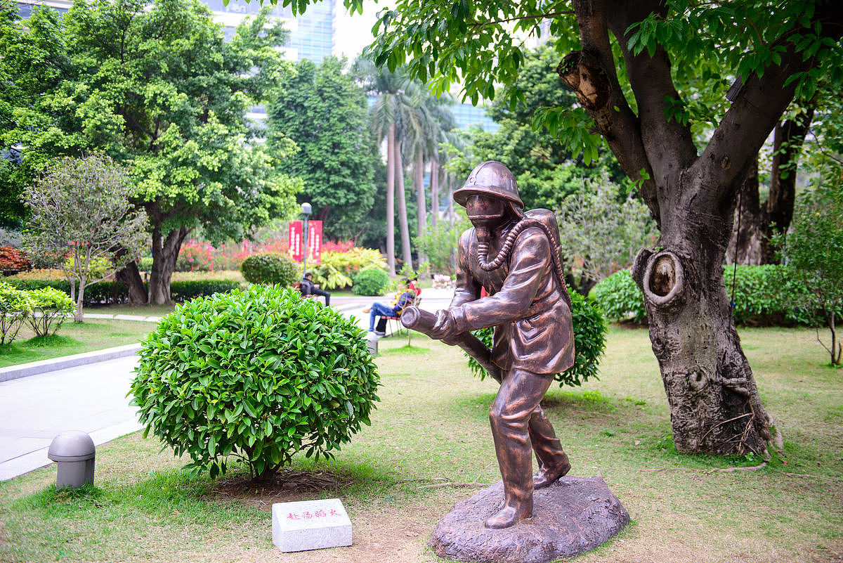 消防官兵雕塑设计