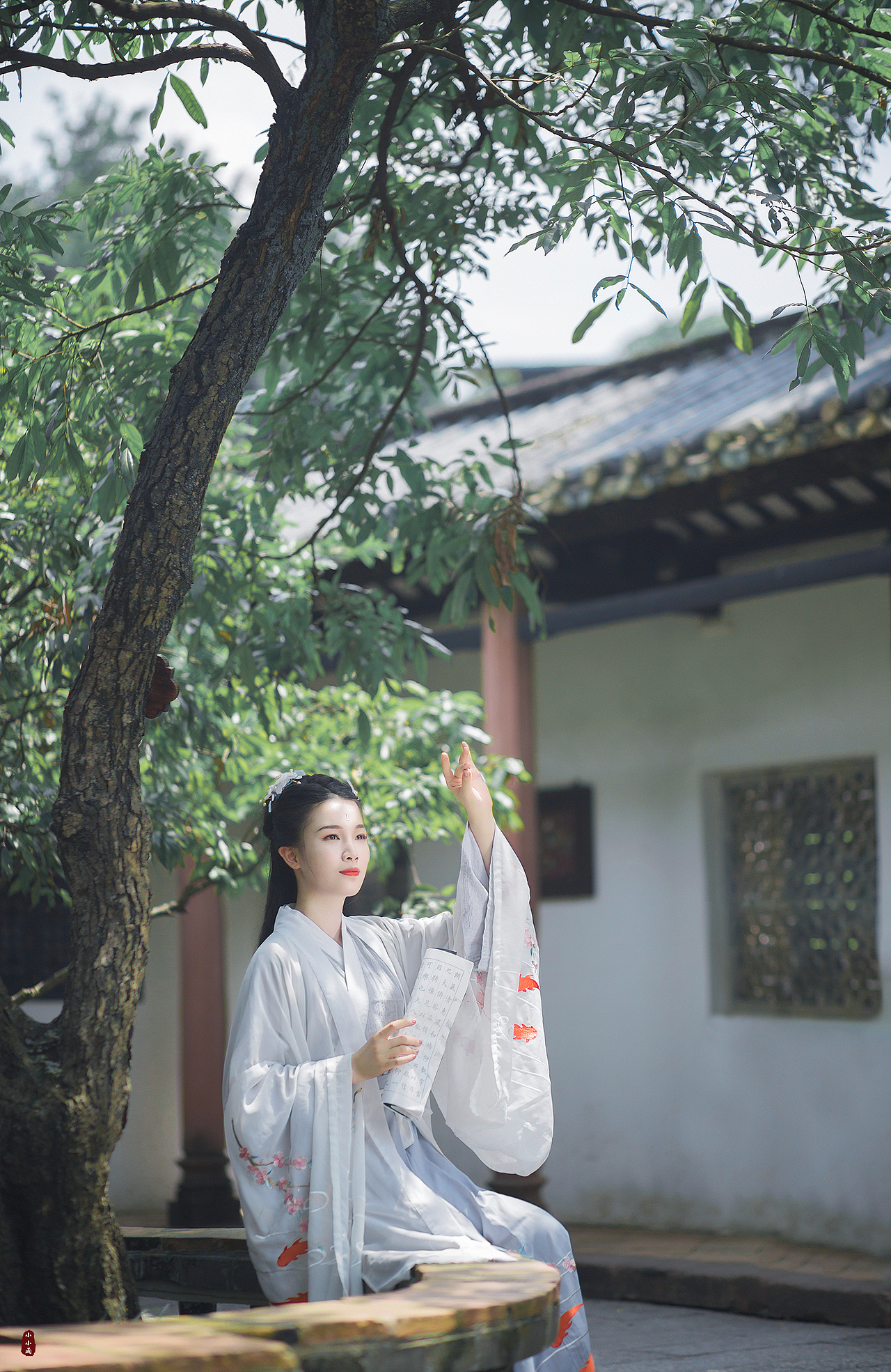 水秀山清眉远长,归来闲倚小阁窗