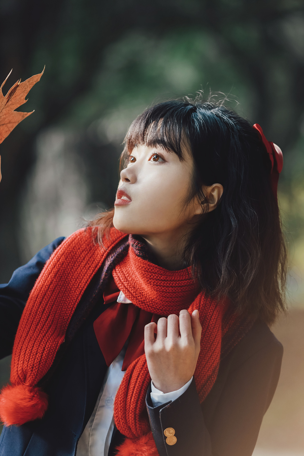 戴红围巾的女孩