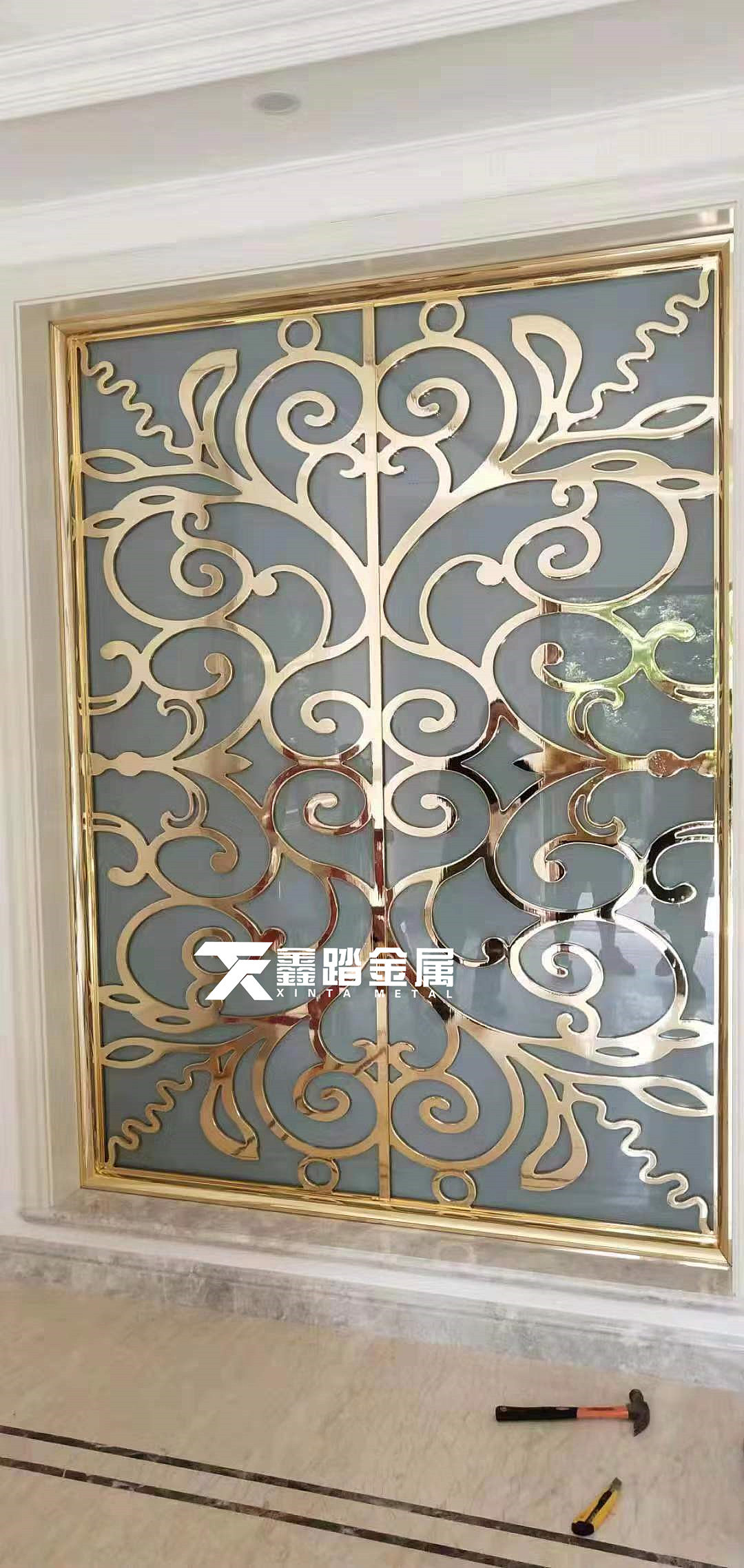 别墅欧式镜面仿金铝雕屏风款式新颖的铝艺雕花隔断图片