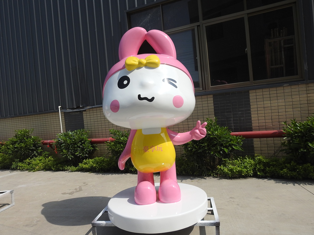 商场美陈动漫卡通IP吉祥物大型摆件玻璃钢兔子雕塑定制