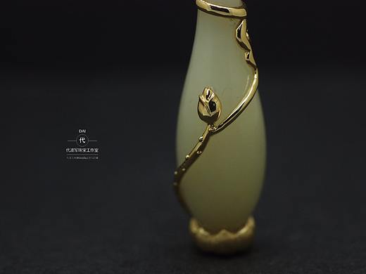 图片记录白玉花瓶的修复