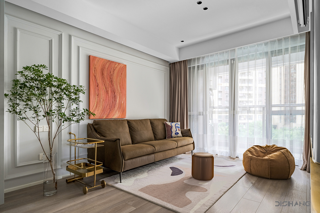 客厅背景墙采用pu线条,打造立体感,点缀一抹跳跃的橘,赋予空间更多