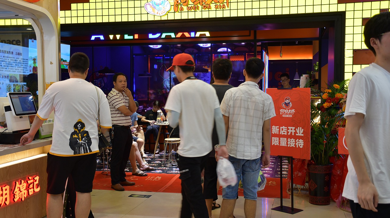 阿味大虾火锅连锁餐饮旗舰店实景拍摄 - 连锁加盟品牌（图ZMTcyNDkwMTUy） - 人像摄影 - 站酷设计师英皇视觉原创素材 - 站酷ZCOOL