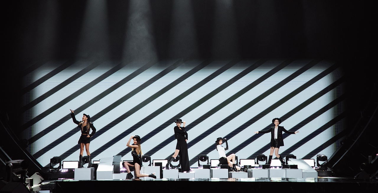 《快乐宝贝》采用黑白配色,简洁的条纹和渐变动态。结尾为宫殿仪式感视觉。