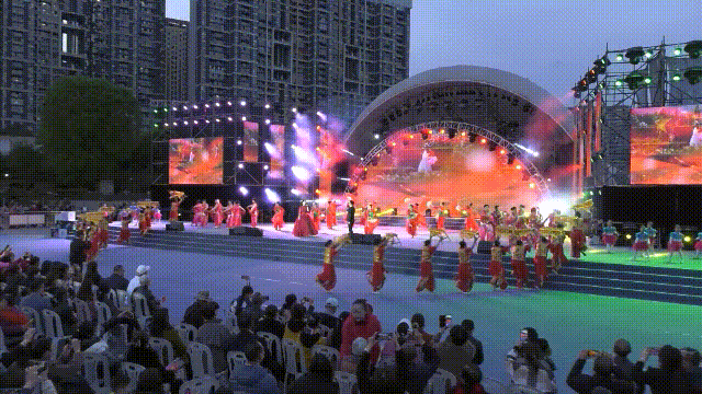 
<br>《诗书之美》<br>本节目的背景比较简洁，可以很好地衬托出演员。根据舞蹈的结构，分别配以出字幕、书简和采薇三个画面