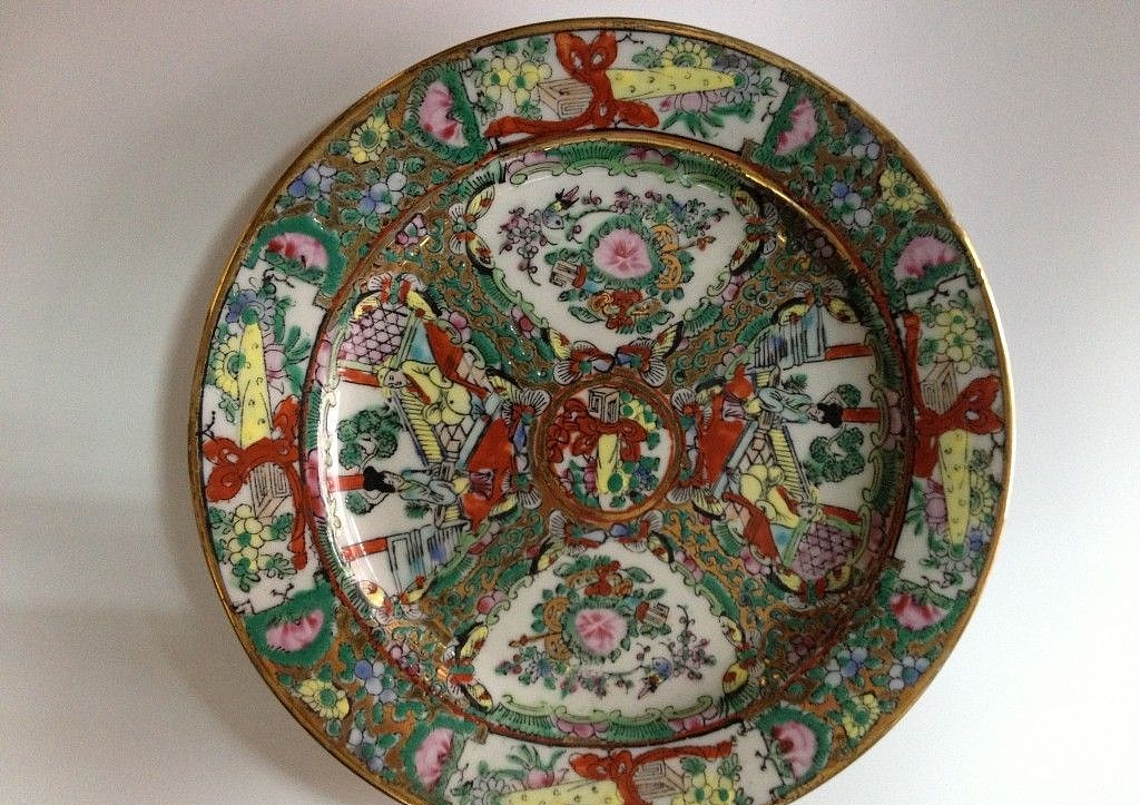 本人是一个广州仔,对广州的历史文化相对了解,所以我选择自己熟悉的广州作为设计元素搜索范围,广州的历史悠久,文化底蕴深,我试着从民间工艺品中寻找设计元素,广州织金彩瓷是一种产自广东省广州市的汉族传统手工艺品。织金彩瓷创自清代中叶,当时将景德镇所烧白瓷运至广州,雇工匠设厂加工彩绘,开炉烘烧,制成出口。