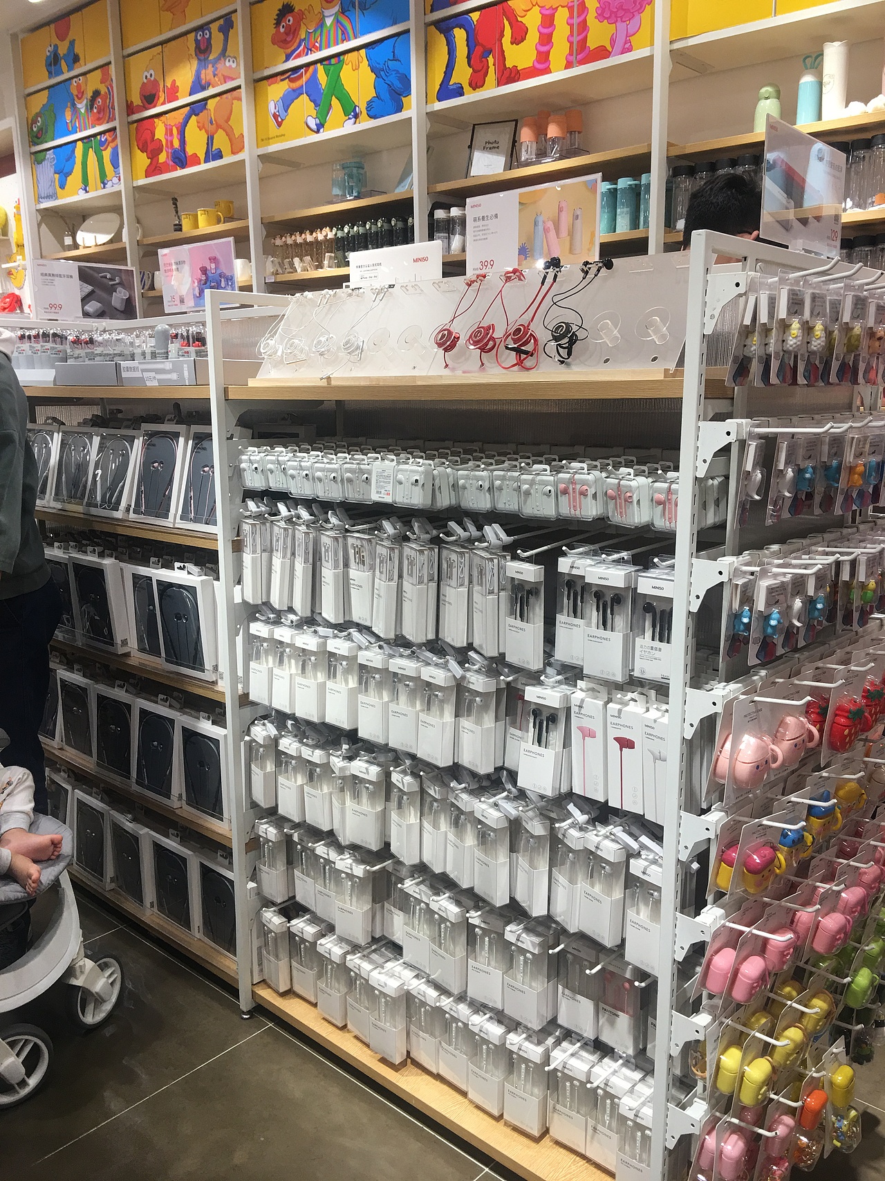 母婴店要想生意好少不了名创优品货架饰品货架