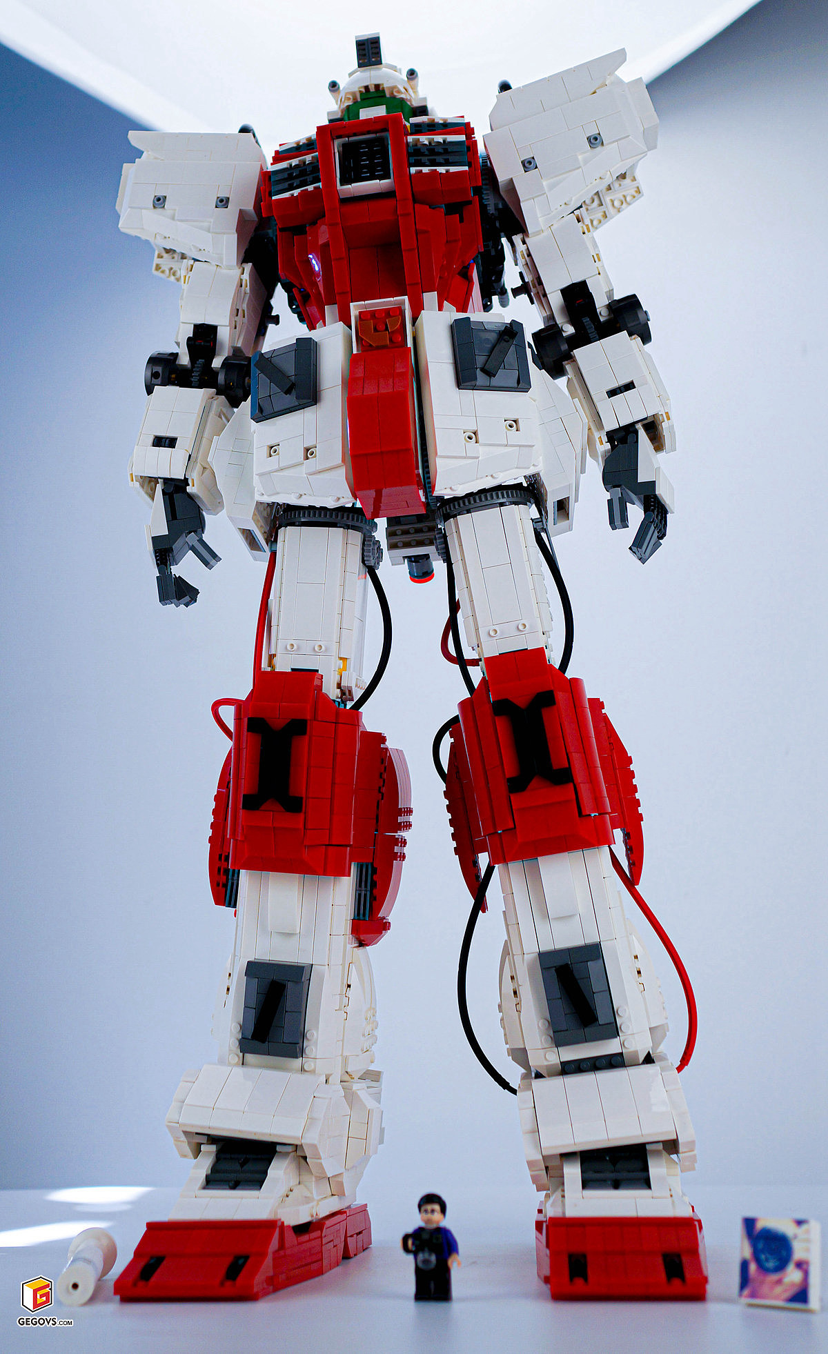 有强力骨架的支持,外挂装甲偏厚的情况下牲牺了部分可动性,不过在不需要支架的情况下依然还是能完成一些动作。小臂活动范围90度左右,大臂活动范围180度,腿部约80度,不过摆个POSE还是体力活,图上只展示了一部分。下次如果尝试轻量级机体的话,相信可动性能更高些。