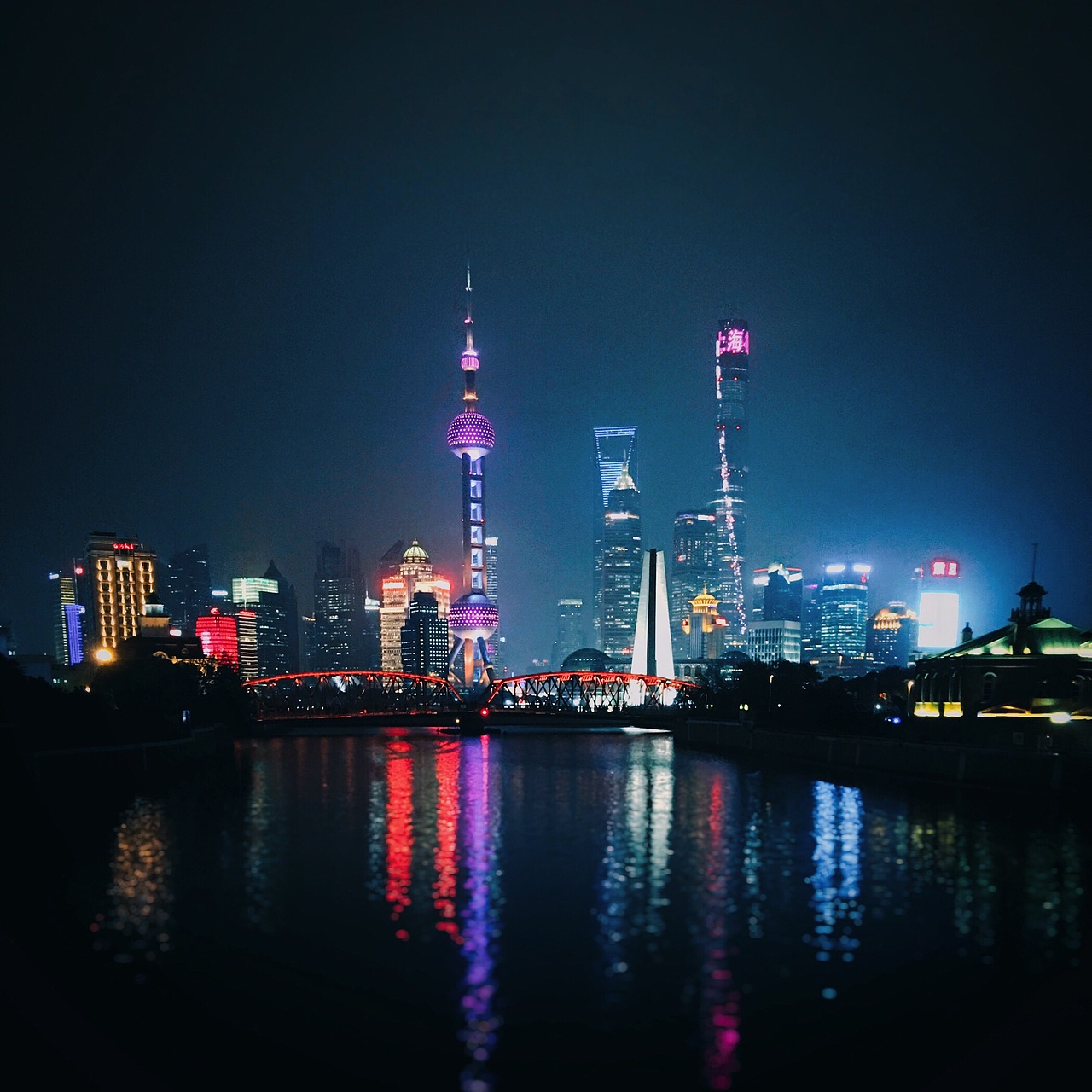 航拍夜上海飞越北外滩