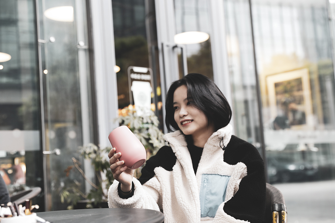 保温杯户外模特拍摄（图ZMjQwODMzNzM2） - 产品摄影 - 站酷设计师haidong66原创素材 - 站酷ZCOOL