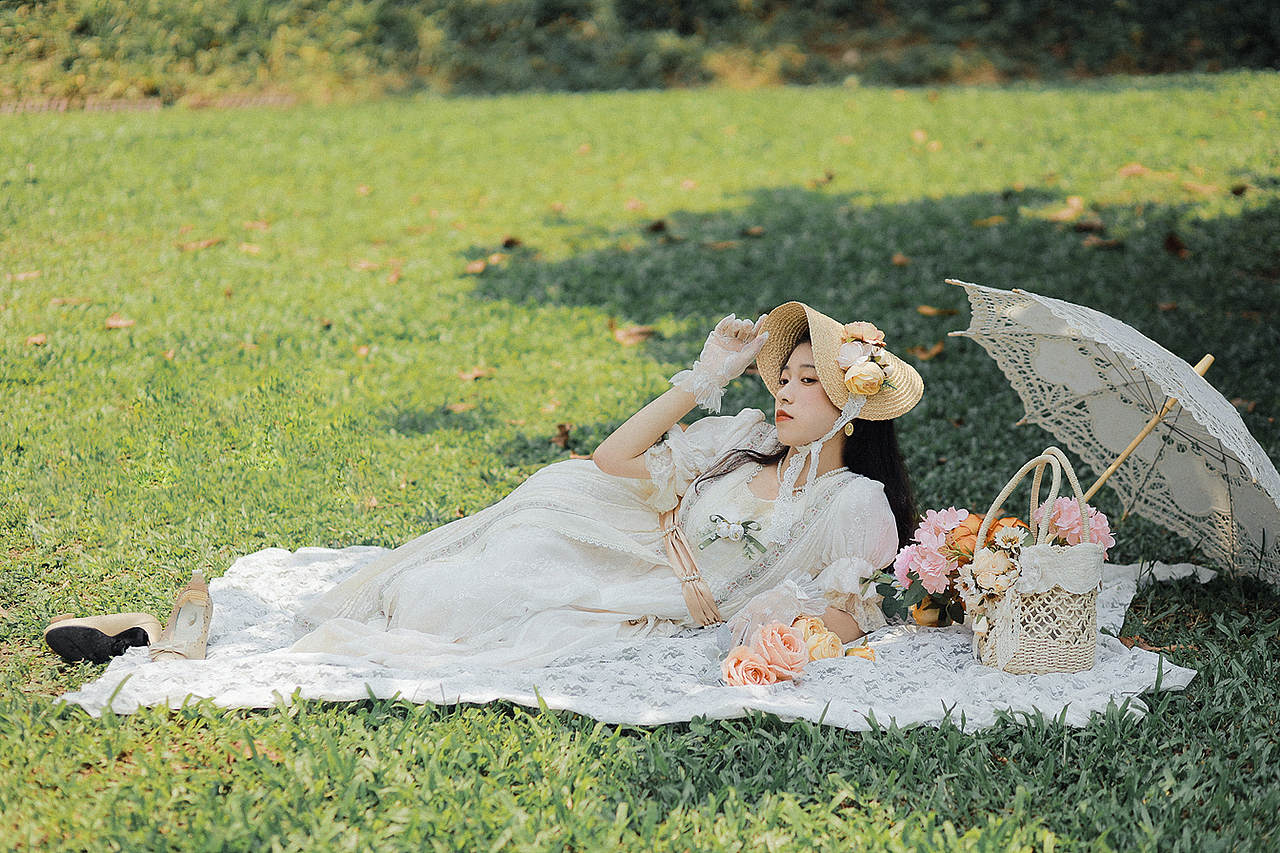 春日无事 只为花忙 法式复古少女写真