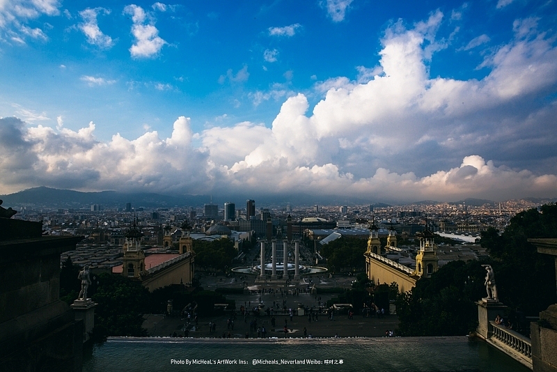 站在加泰罗尼亚国家艺术博物馆的前广场，可以将整座城市非常壮观的广阔景观尽收眼底，偶有的阴晴参半更是我个人喜好的画面~
