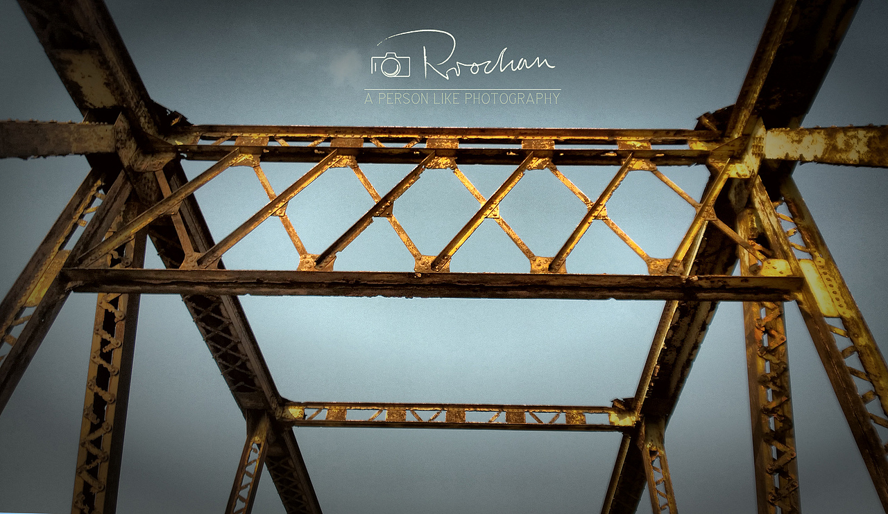 1940年6月,铁桥正式施工,为了保密和防止破坏,铁桥土木部分均由日本工程公司清水组承包,钢架部分由台湾高雄造船所制作并安装,施工骨干队伍为日本人,其他全部使用台湾人和朝鲜人。