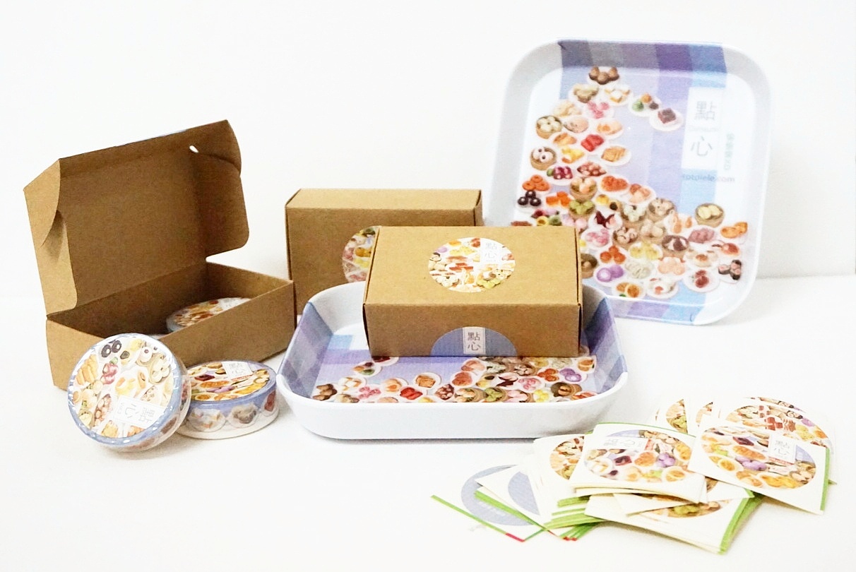 一套贴纸和盘子.