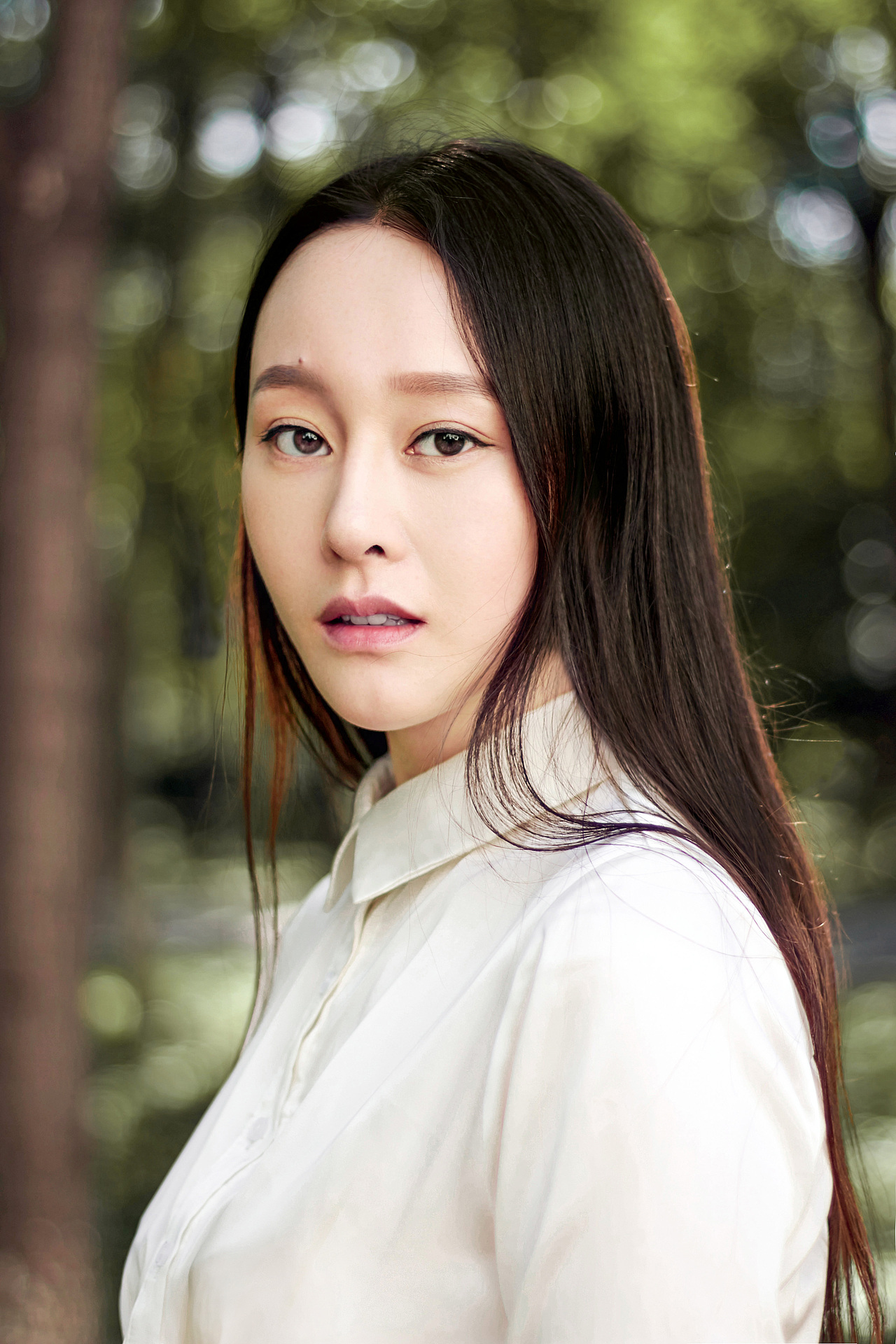 一缕清风拂发丝