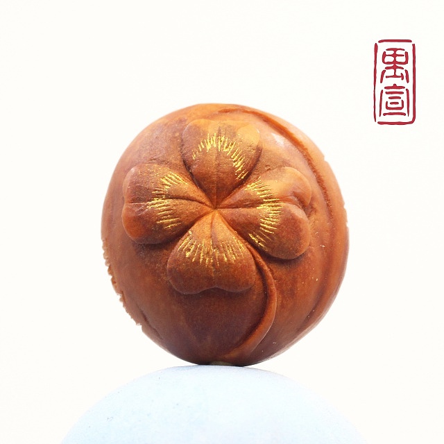 《幸运草》龙纹桃核雕刻