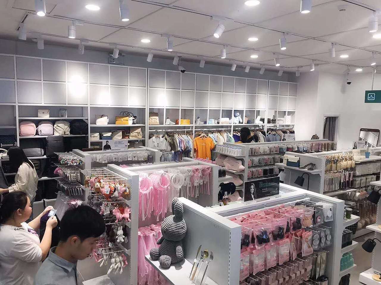 NOME货架诺米货架 展柜的新颖设计能够吸引大量的客户