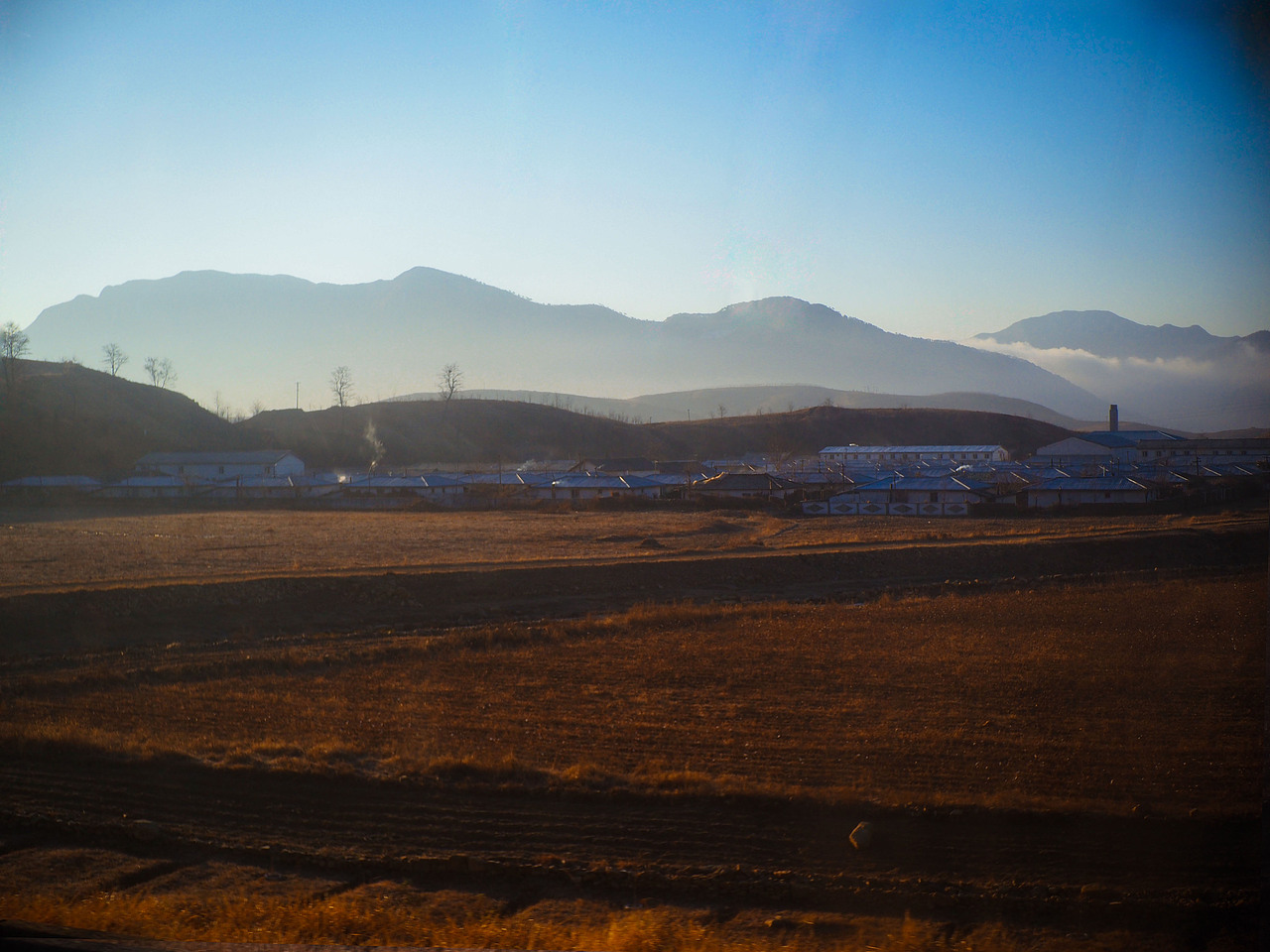 清晨,隐隐可见远处的村庄。