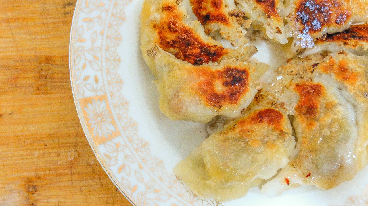 包饺子(师承正宗东北叔叔)蒜薹炒腊肉电锅烘蛋饼青椒皮蛋炒滑蛋尖椒鸡