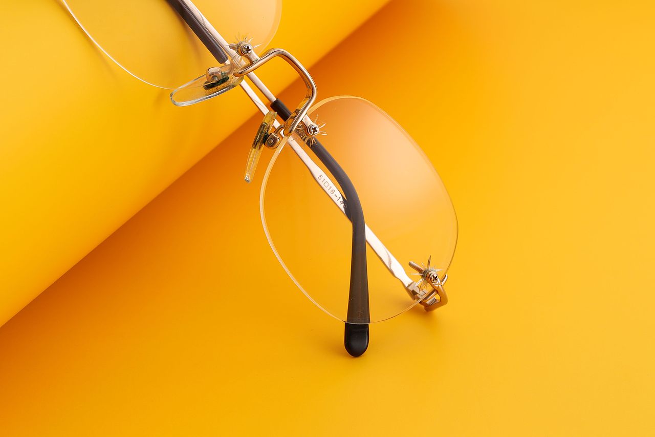 戴了十多年的眼镜