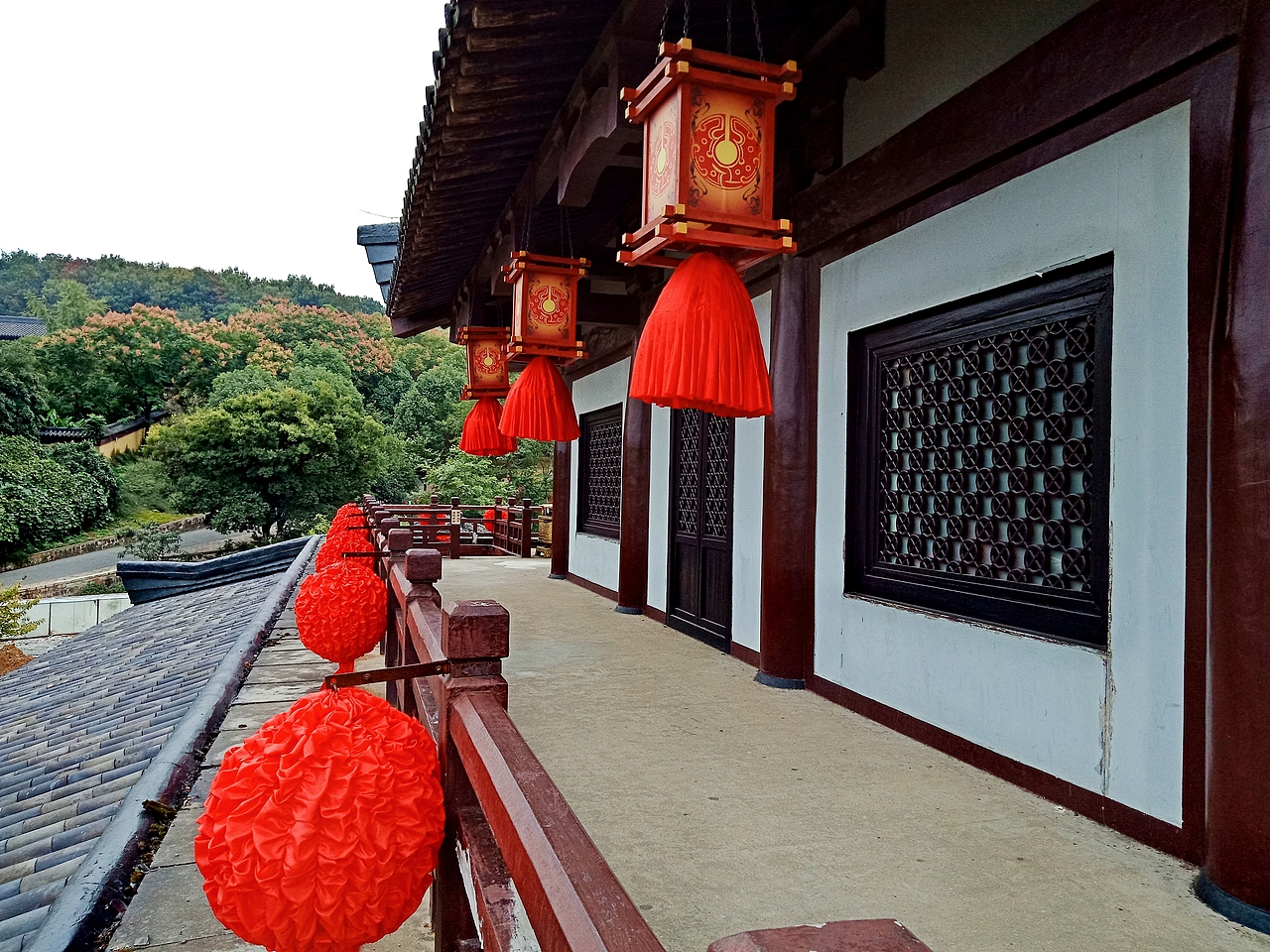 大红灯笼高高挂