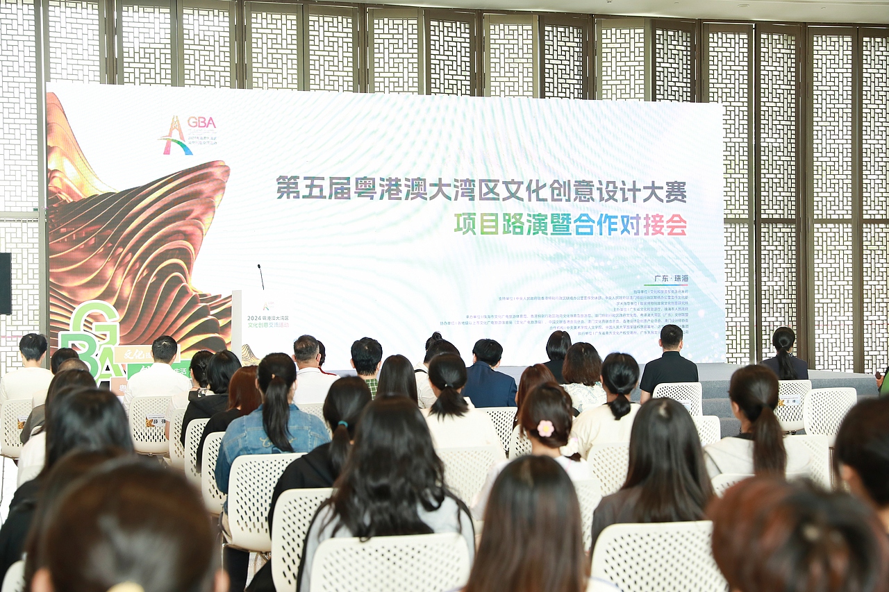 获奖作品:《港珠澳大桥:珐琅烤漆纪念首饰产品设计》