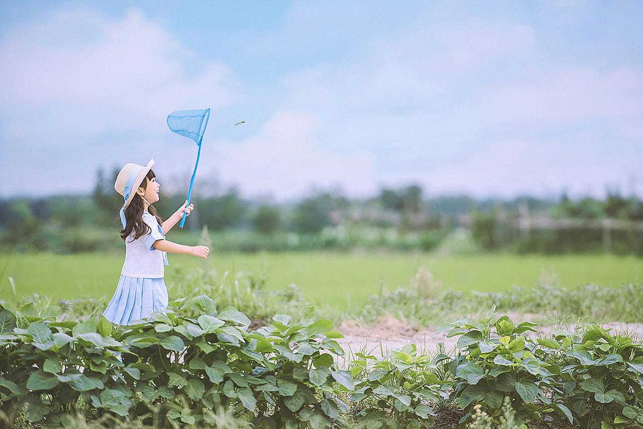 捕蜻蜓的小女孩