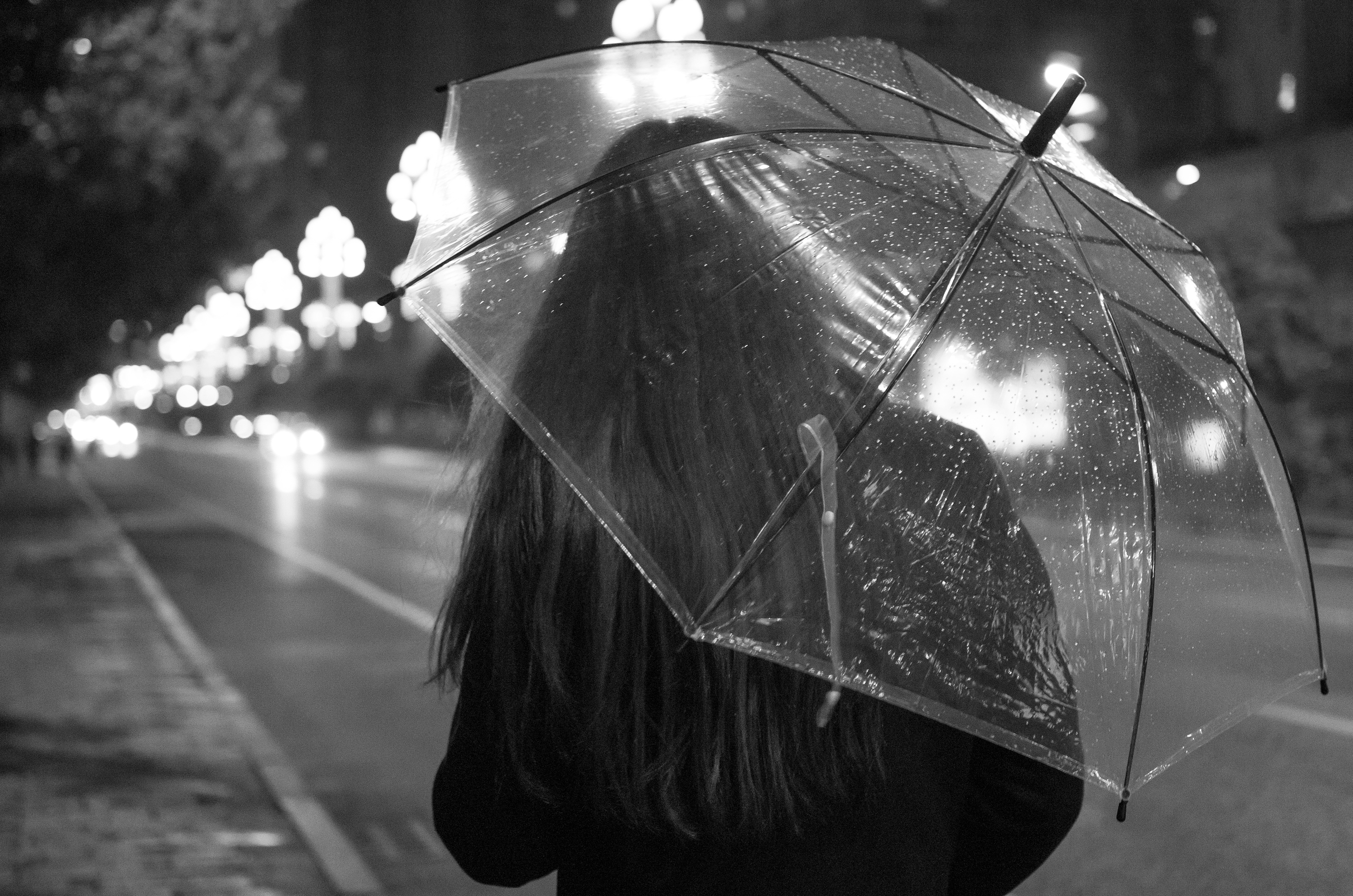 下雨的夜晚 一个人图片