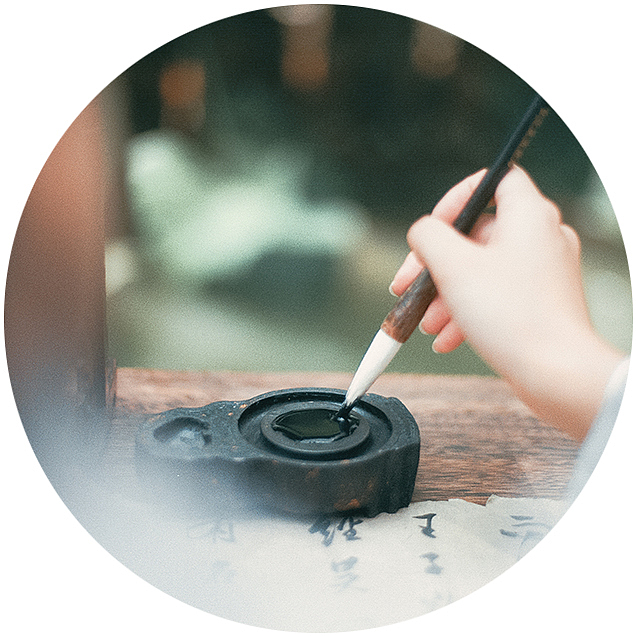 执笔挥毫缀夏鸣,一叶愁绪喧湖鏡.芳菲扶摇落长杏,曲水侧倒映绮影.