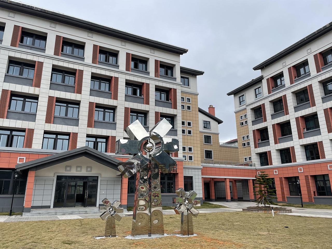 学校镜面不锈钢风车雕塑实景安装、彰显雕塑的气韵