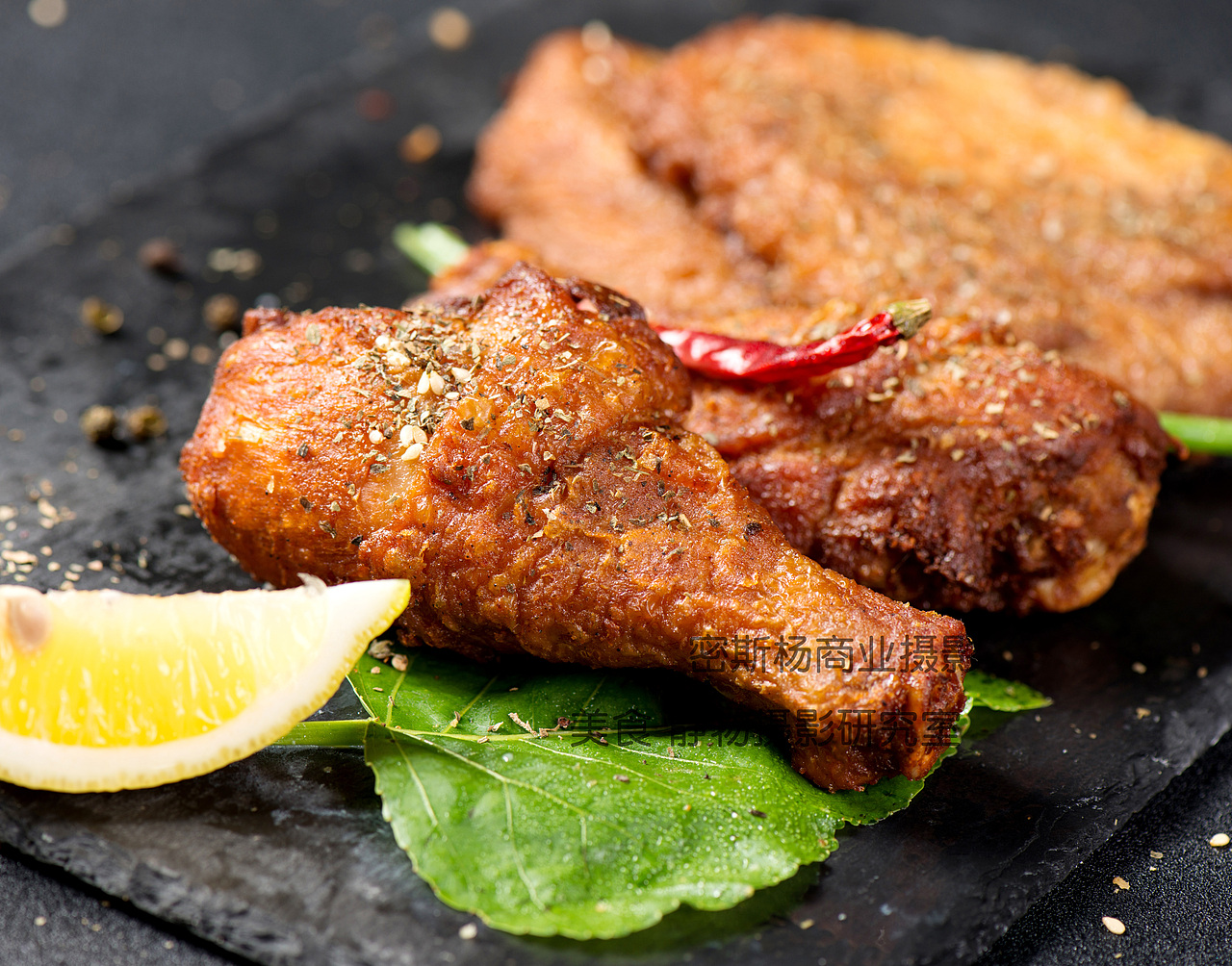 炸的金黄的香酥面点包包以及鸡腿