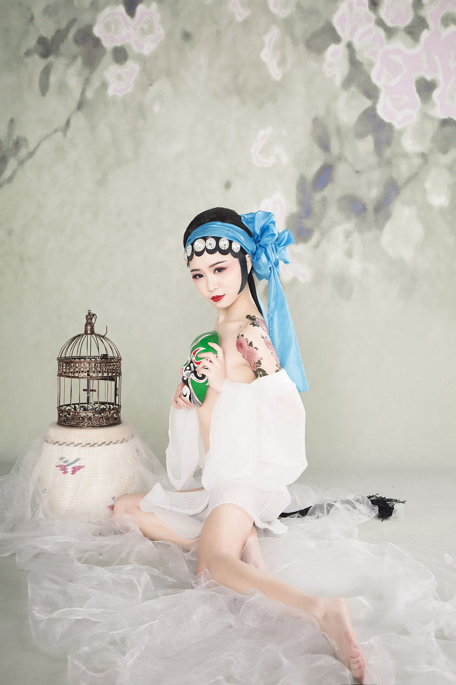 我们都是戏子 在别人的故事里流着自己的眼泪