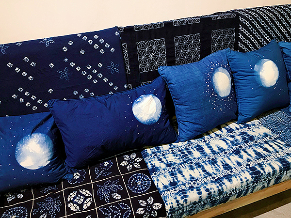 染一枚月亮庆中秋。