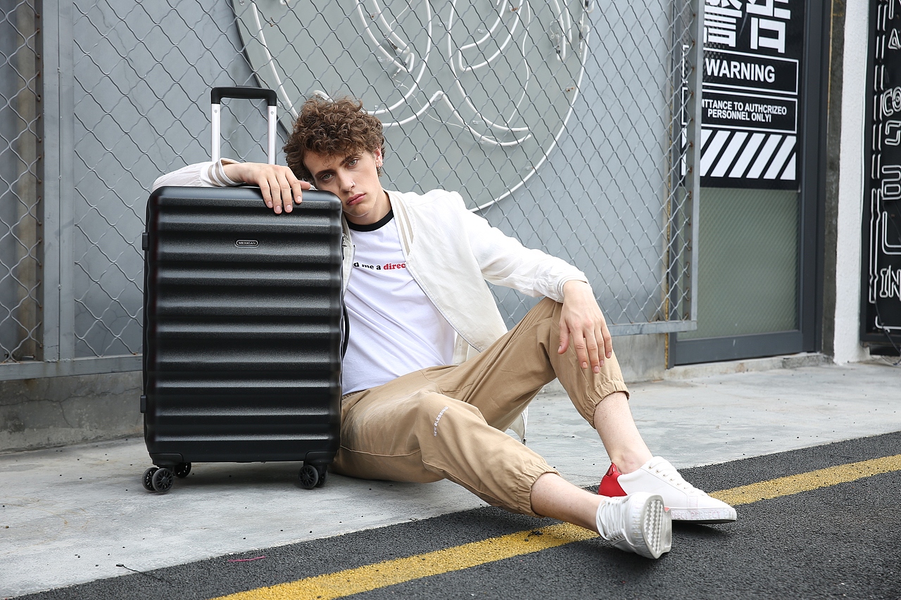 2018稻草人男包拍攝（圖ZMTMzODU0ODU2） - 人像攝影 - 站酷設(shè)計師AlexPengWanYi原創(chuàng)素材 - 站酷ZCOOL